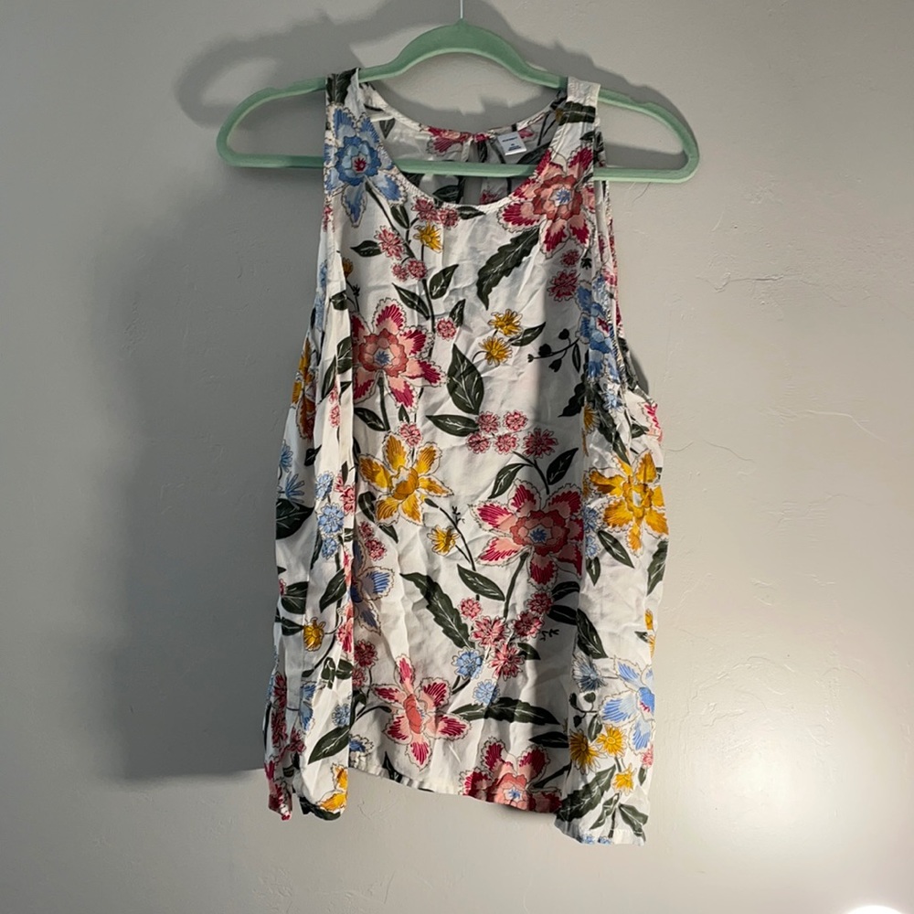 Floral sleeveless top. Keyhole button back